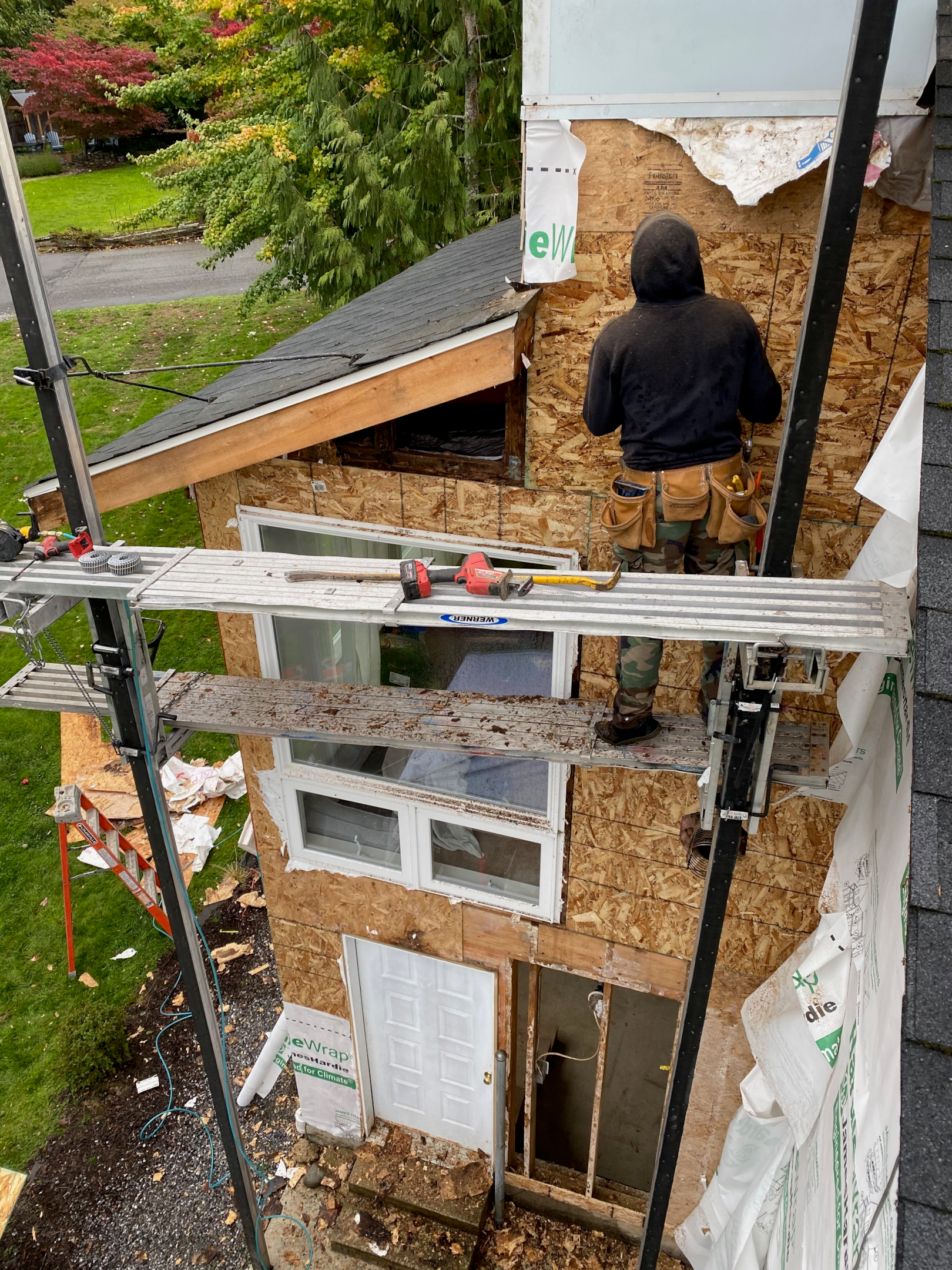 A professional Anacortes siding contractor installing new siding on a house during a siding replacement project.