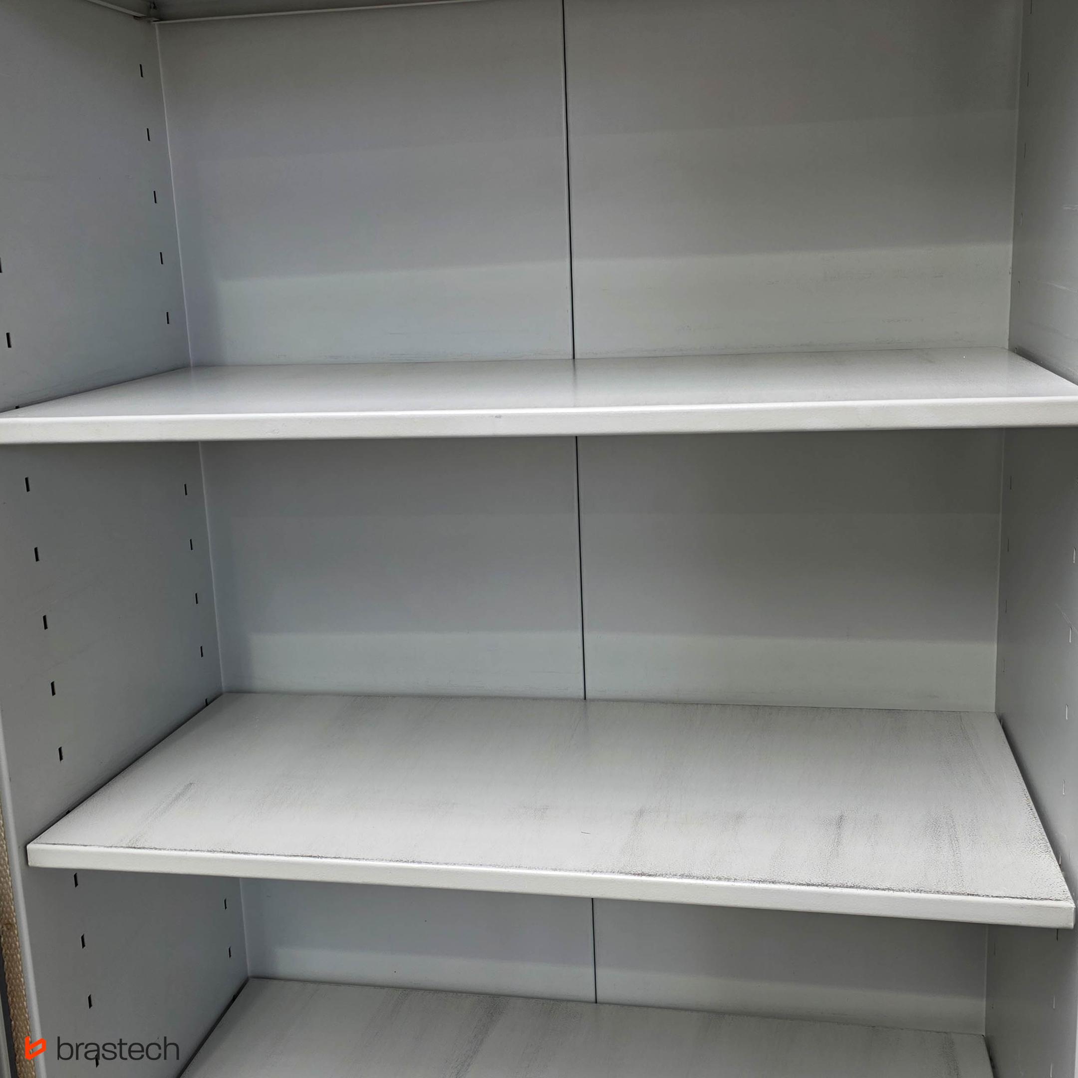 Szafa ognioodporna – kompleksowy przewodnik wyboru, bezpieczeństwa i zastosowań 2 Wnętrze szafy ogniodpornej. Źródło: Brastech