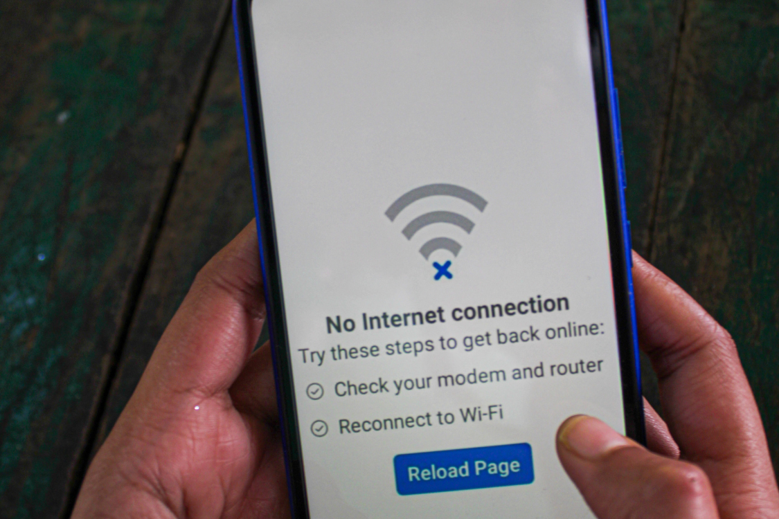Smartphone screen showing no internet connection and troubleshooting instructions