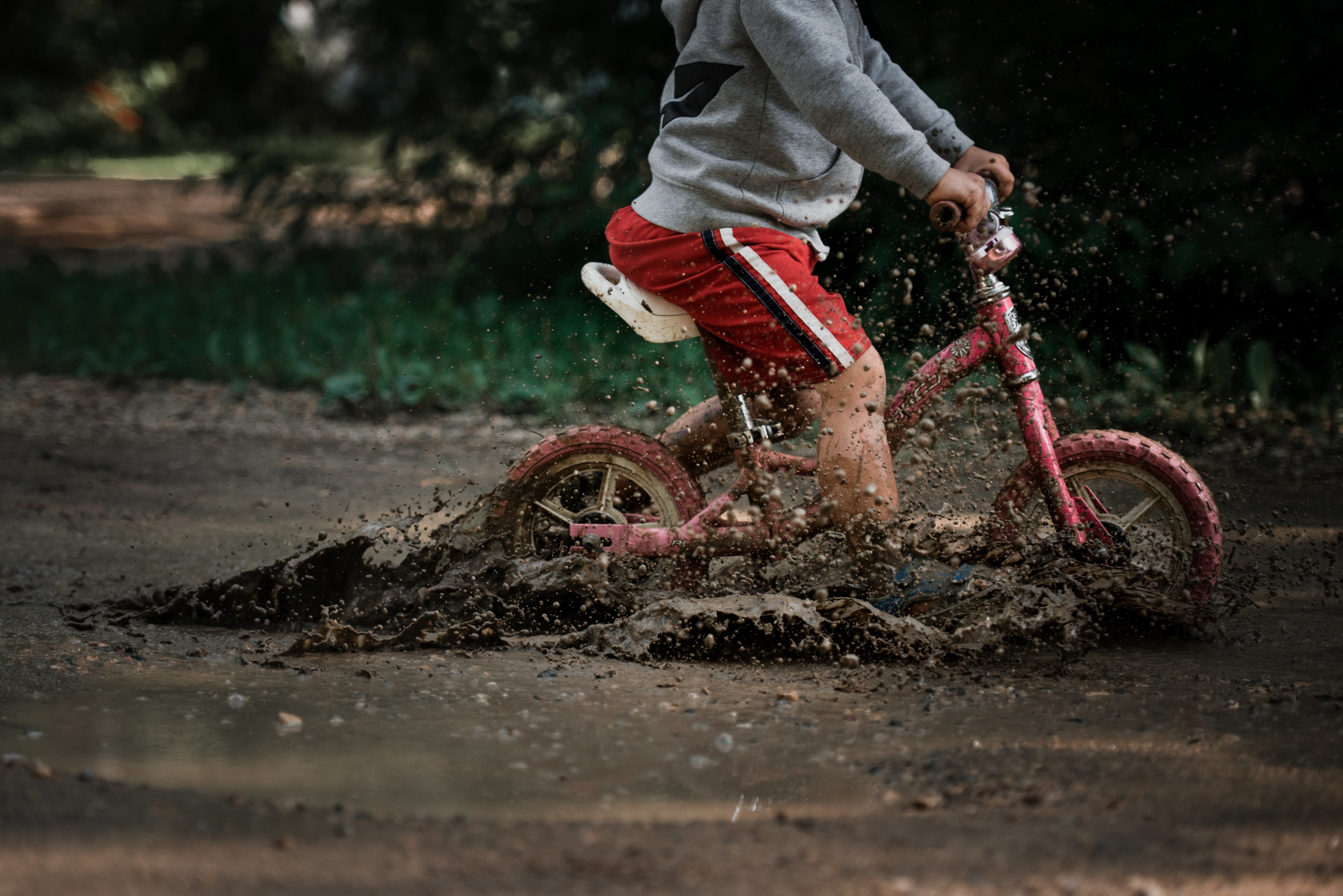 Bicicleta ajuda no desenvolvimento da criança - Imagem: Unsplash - Jess Zoerb