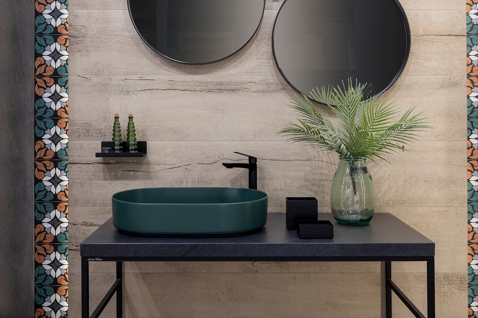 Stylowa łazienka z butelkowozieloną umywalką i dekoracyjnymi płytkami