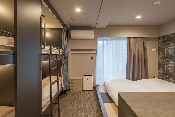 No Hostel Tokyo Akihabara há opções de quartos compartilhados com cama comum e beliche