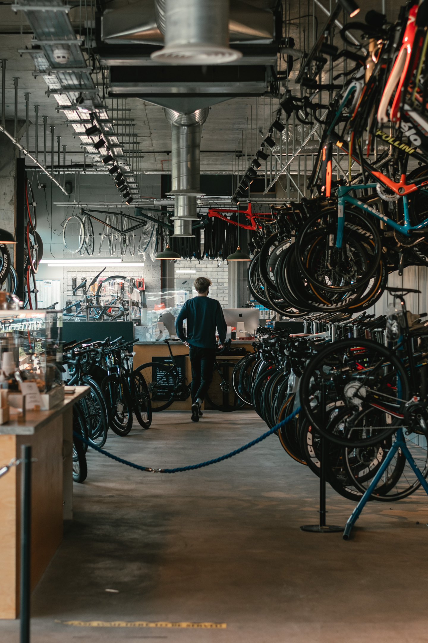 Oficina de bike. Foto de Tom Austin, Unsplash.