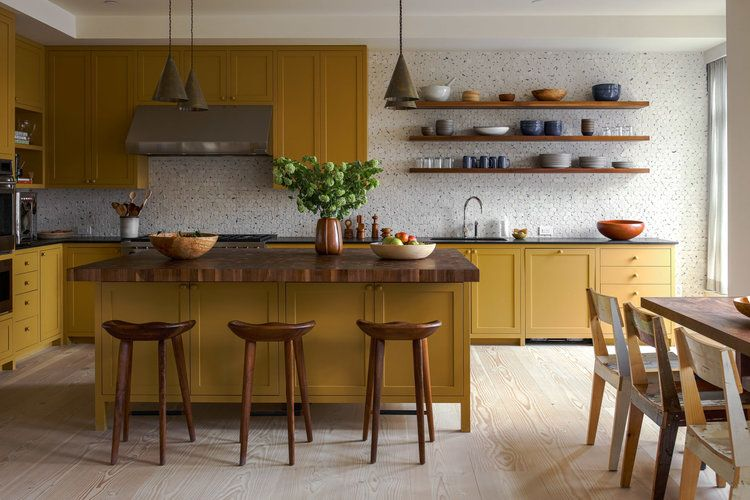 Dapur dengan kitchen set berwarna mustard via pinterest.com