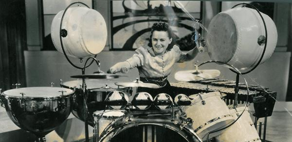 32863a6a b3fe 4d7f 9f2a f97f8d0e517a | Zero to Drum Viola Smith Mientras Toca La Batería