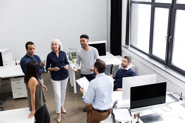 Kollegen besprechen die Urlaubsvertretung am Arbeitsplatz