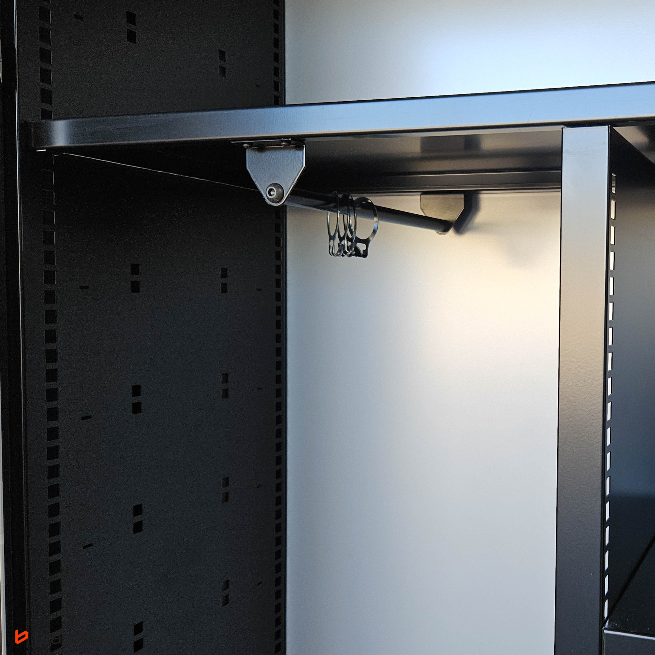 Żaluzjowe szafy – jakie mają zalety? 5 Dodatkowe wyposażenie szafy. Źródło: Brastech