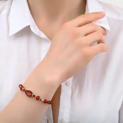bracelet-en-perles-rouges