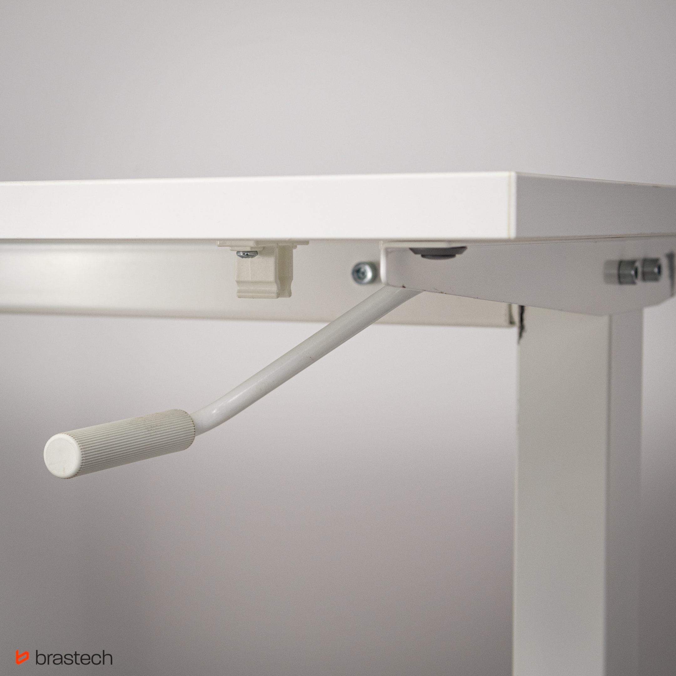 Jak dobrać wysokość biurka do wzrostu? Praktyczny poradnik ergonomii i komfortu pracy 5 Manualna regulacja wysokości biurka. Źródło: Brastech