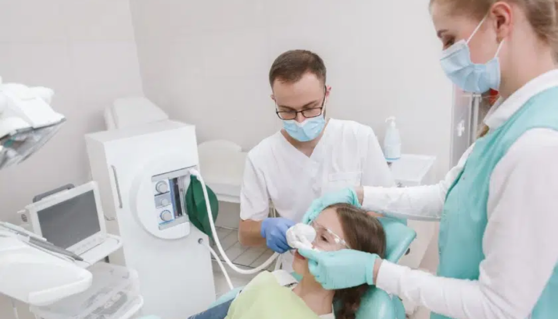 Helfo: Slik får du støtte til tannbehandling 11 Tannleger legger maske med beroligende gass på pasient som ligger i stol under behandling på klinikken.