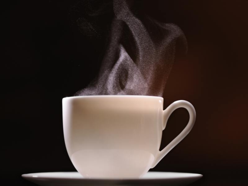 Café quente saindo vapor. Foto: Moncherie de Getty Images -  Canva