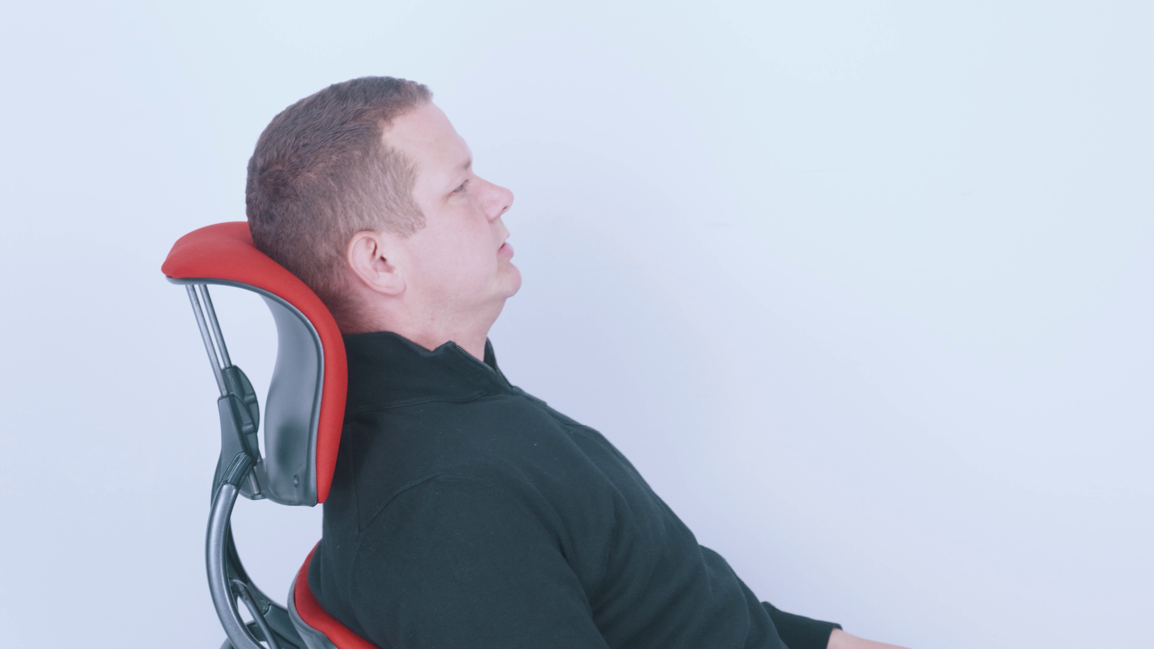Fotel biurowy z zagłówkiem – czy naprawdę jest niezbędny do pracy? 3 Prawidłowa pozycja głowy w Humanscale Freedom. Źródło: Brastech
