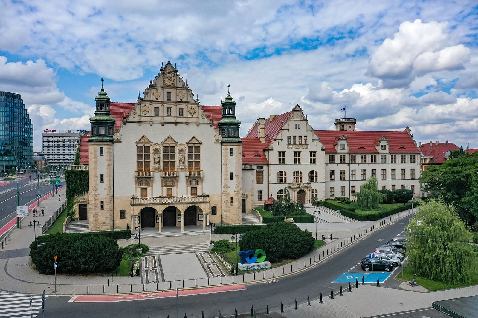 Zabytkowy budynek Uniwersytetu im. Adama Mickiewicza w Poznaniu widziany z lotu ptaka. Źródło: https://commons.wikimedia.org/wiki/File:Collegium_Minus_w_Poznaniu.jpg