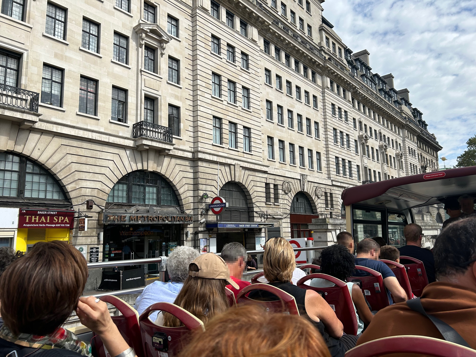 Piękna architektura Londynu i londyńskie metro widziane z autobusu