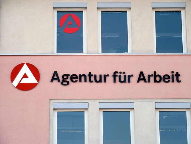 Mitarbeiter in Umschulung mit Arbeitsagentur-Berater 