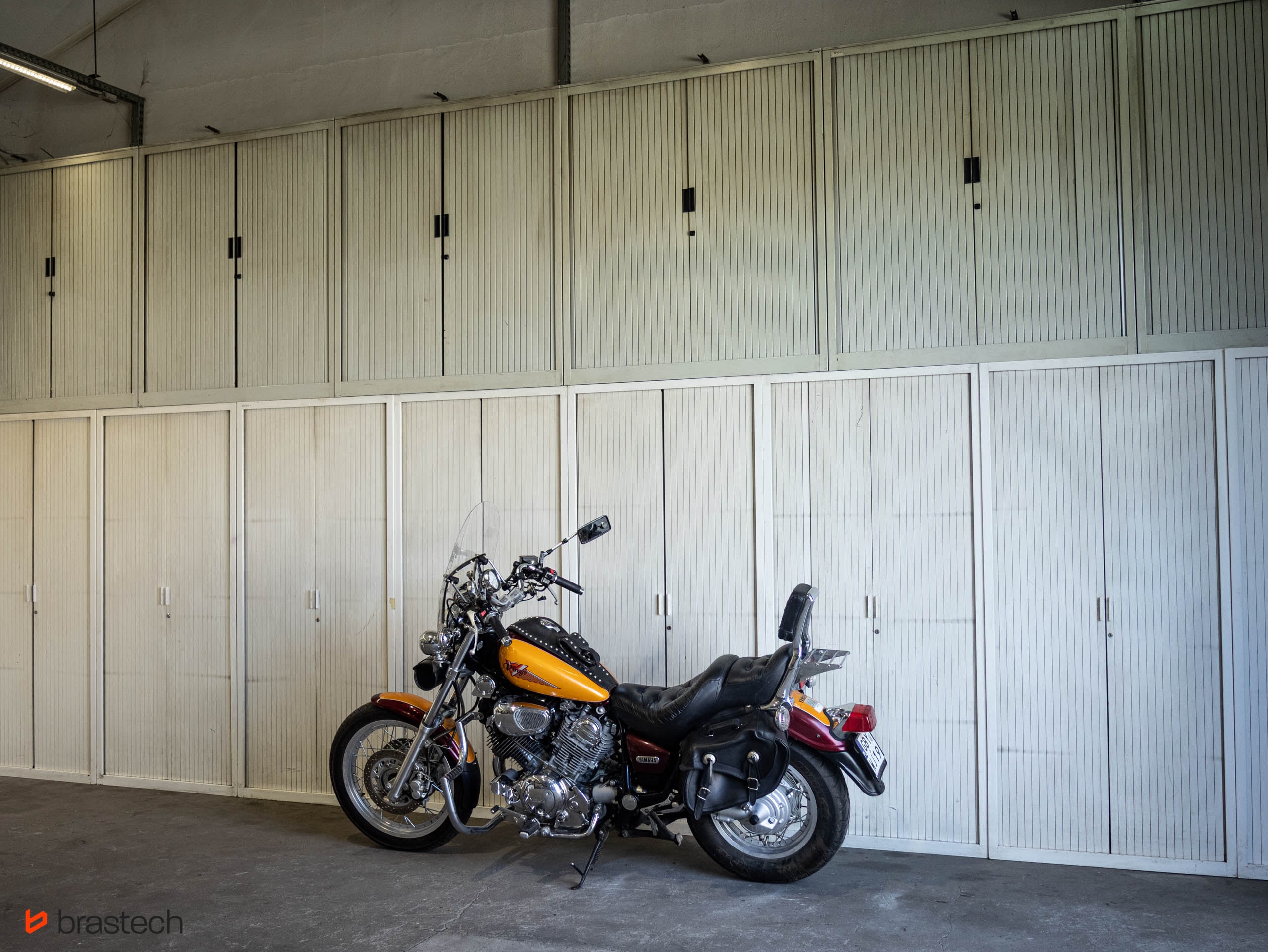 Żaluzjowe szafy – jakie mają zalety? 2 Szafy roletowe idealne dla twojego garażu. Źródło: Brastech