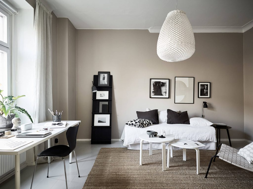 Pengunaan warna hitam pekat yang kontras dengan warna putih dan beige di ruang santai, via passionshake