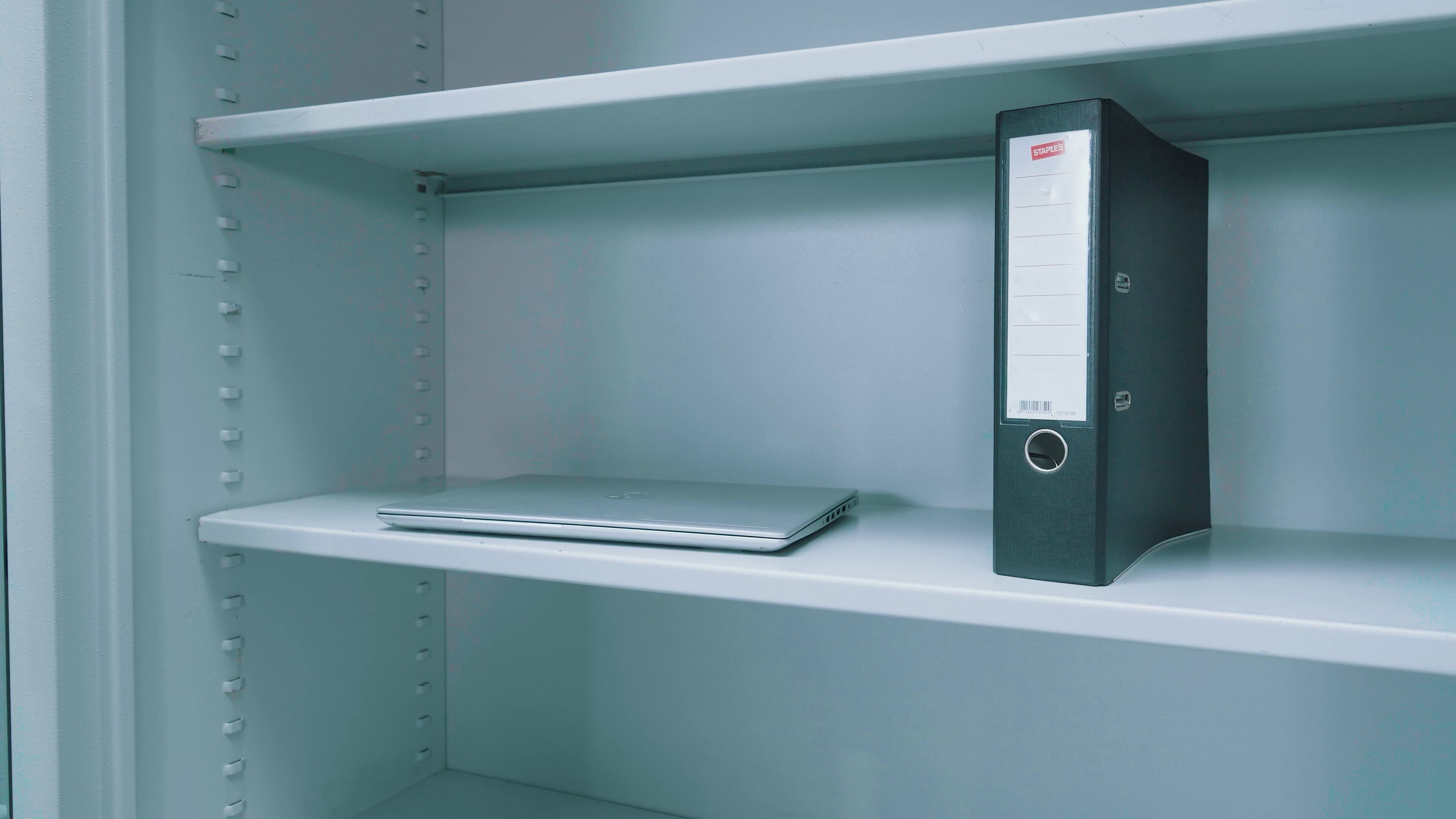 Szafa ognioodporna – kompleksowy przewodnik wyboru, bezpieczeństwa i zastosowań 5 Dokumeny i nośniki w szafie ognioodpornej. Źródło: Brastech