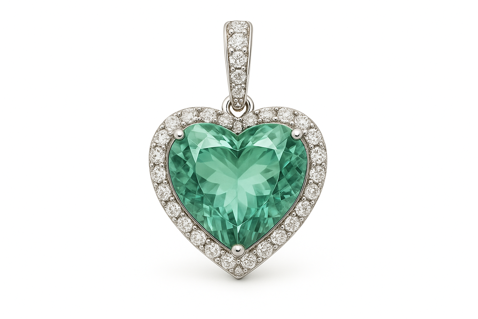 Pakabukas su akvamarinu Baltame fone esantis širdelės formos akvamarino pakabukas iš balto aukso, apjuostas deimantų halo