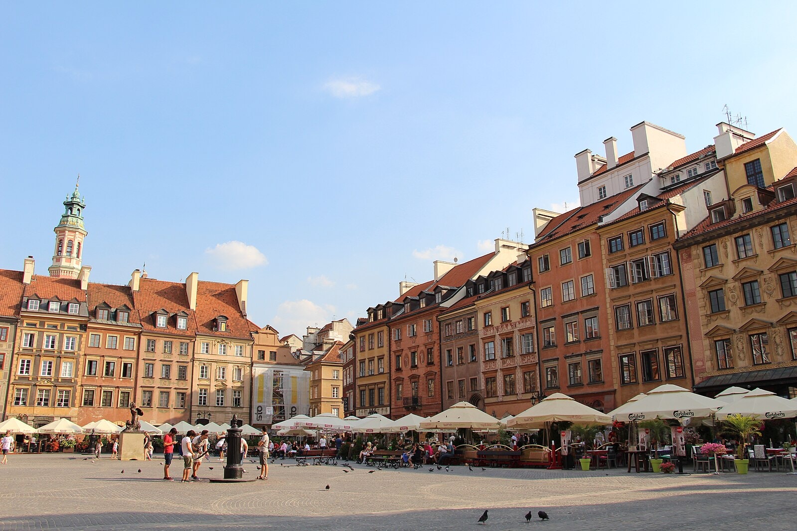 Warszawa i okolice to doskonałe miejsce do spędzenia co najmniej kilku dni. Możliwość korzystania z usługi, jaką jest wynajem auta, ułatwia podróżowanie. Źródło: https://commons.wikimedia.org/wiki/File:Warszawa_-_Rynek_Starego_Miasta.jpg