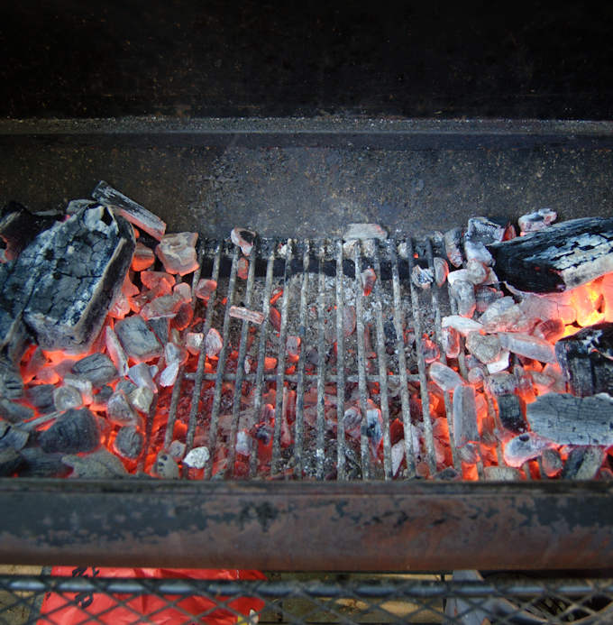 How to arrange charcoal on a grill