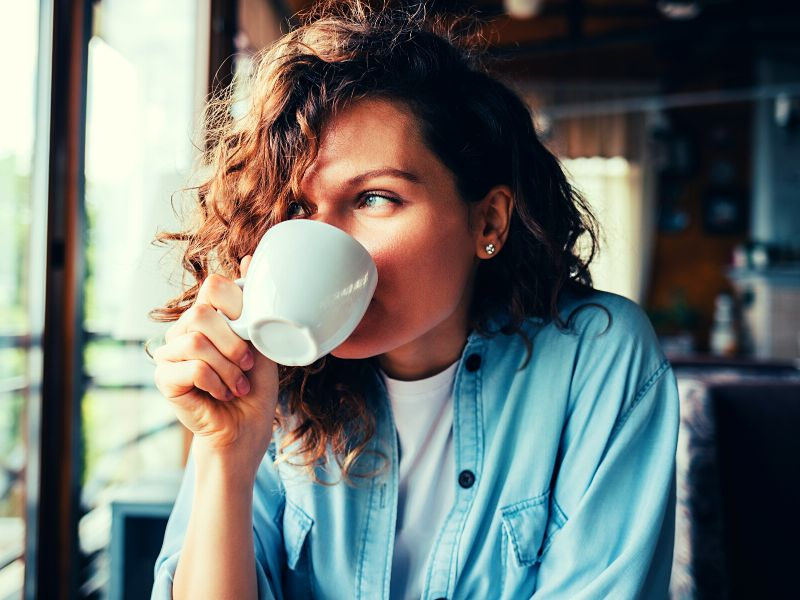 Mulher tomando café. Foto: progressman - Canva