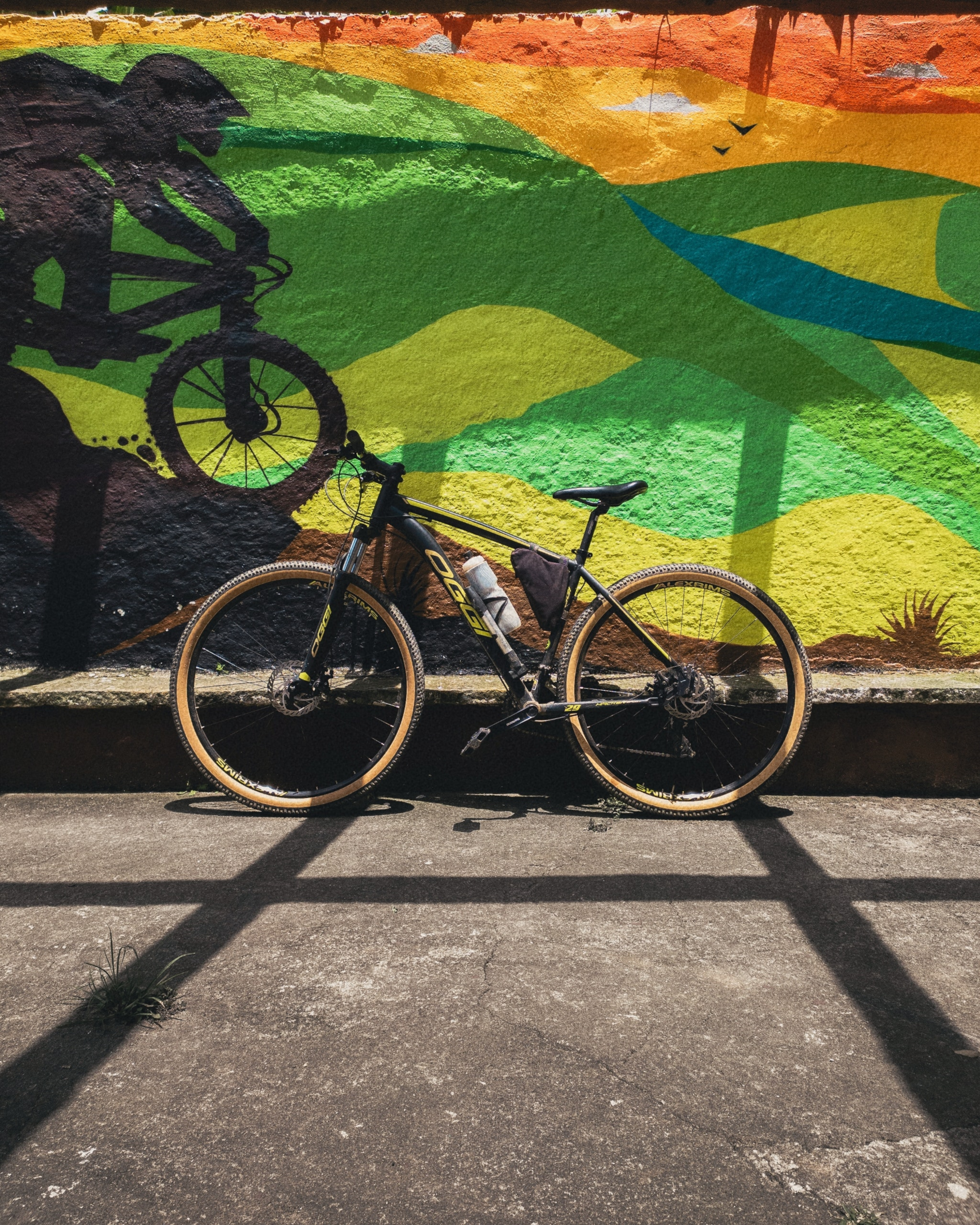 Bicicleta parada em ambiente urbano. Foto de Allan Carvalho, Pexels.