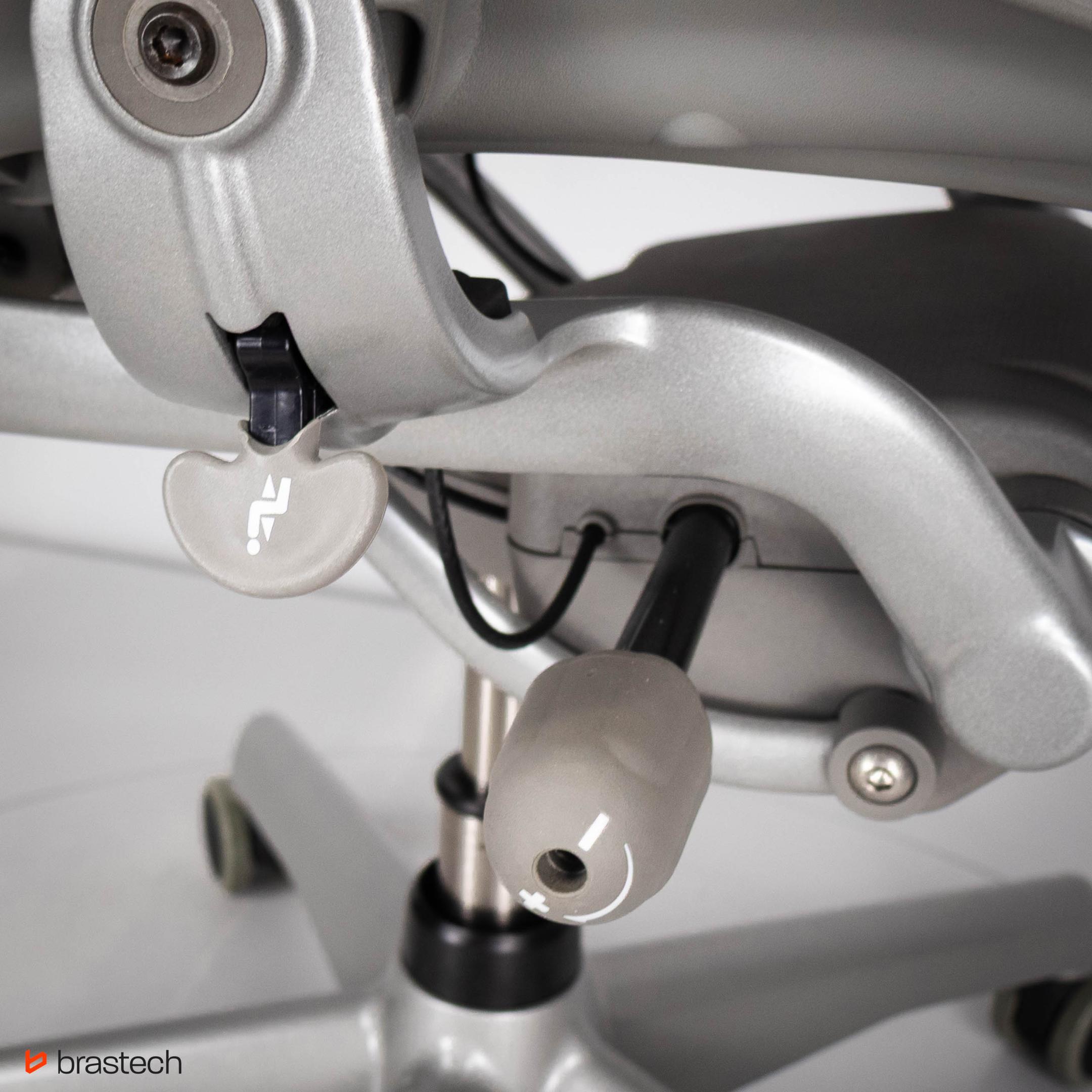 Herman Miller Aeron Classic – kompletna recenzja. Czy to naprawdę jeden z najlepszych foteli biurowych? 11 Dźwignia wysokości fotela w Herman Miller Aeron Classic. Źródło: Brastech