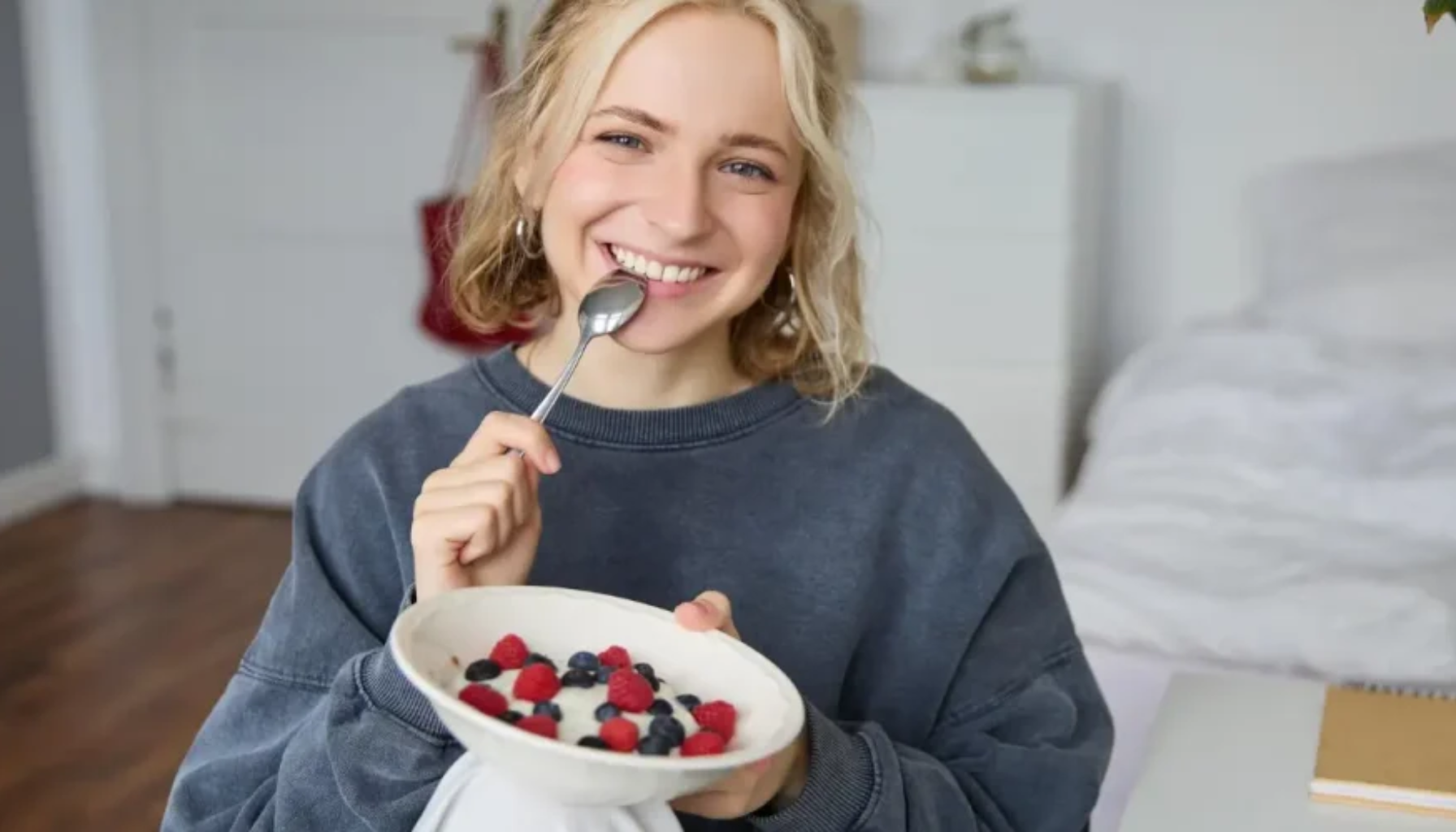 Ung kvinne spiser myk frokost – skånsomt etter tannbehandling.