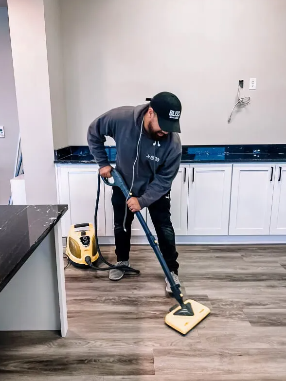 Konserwacja poprzez mycie paneli winylowych