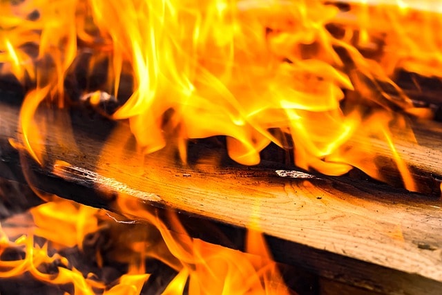 gerelateerde haarden hout brandend