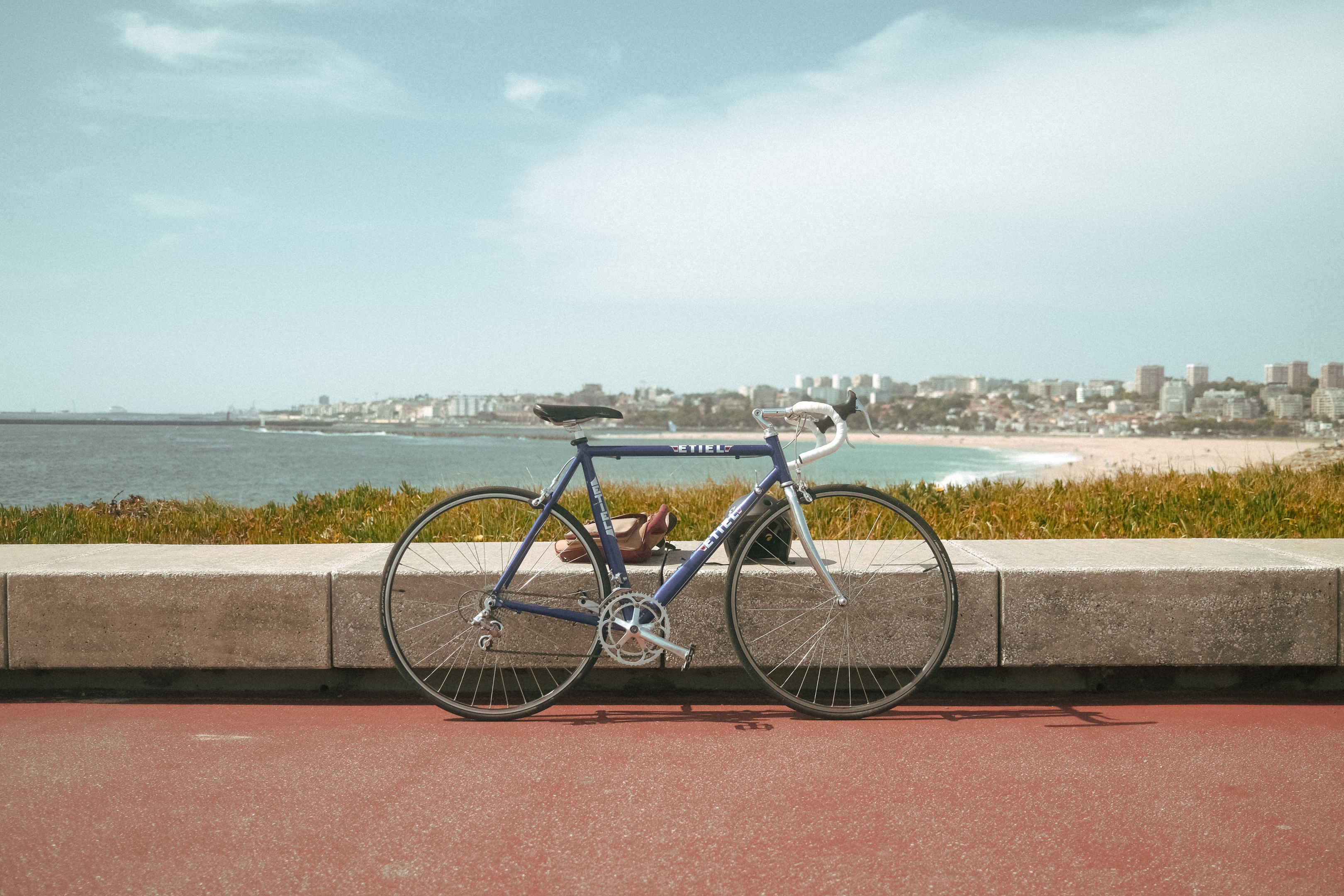 Bicicleta parada em paredão frente ao mar