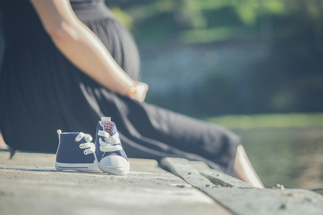 Mama w ciąży planuje spacer w 10 stopniach
