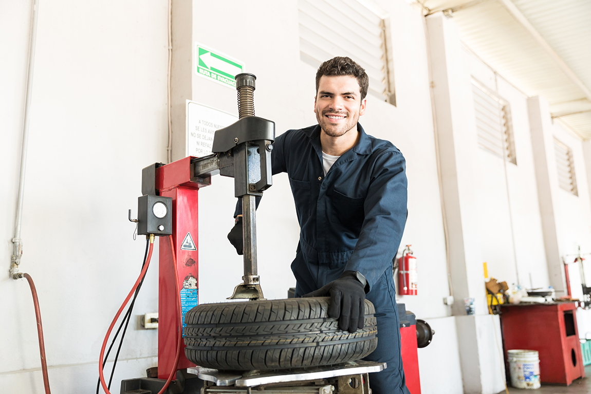 Picture-of-man-in-overalls-at-the-garage