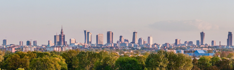 Auto jest idealne zarówno do poruszania się po Warszawie, jak i zwiedzania okolicy. Źródło: https://commons.wikimedia.org/wiki/File:Warsaw_panorama.png