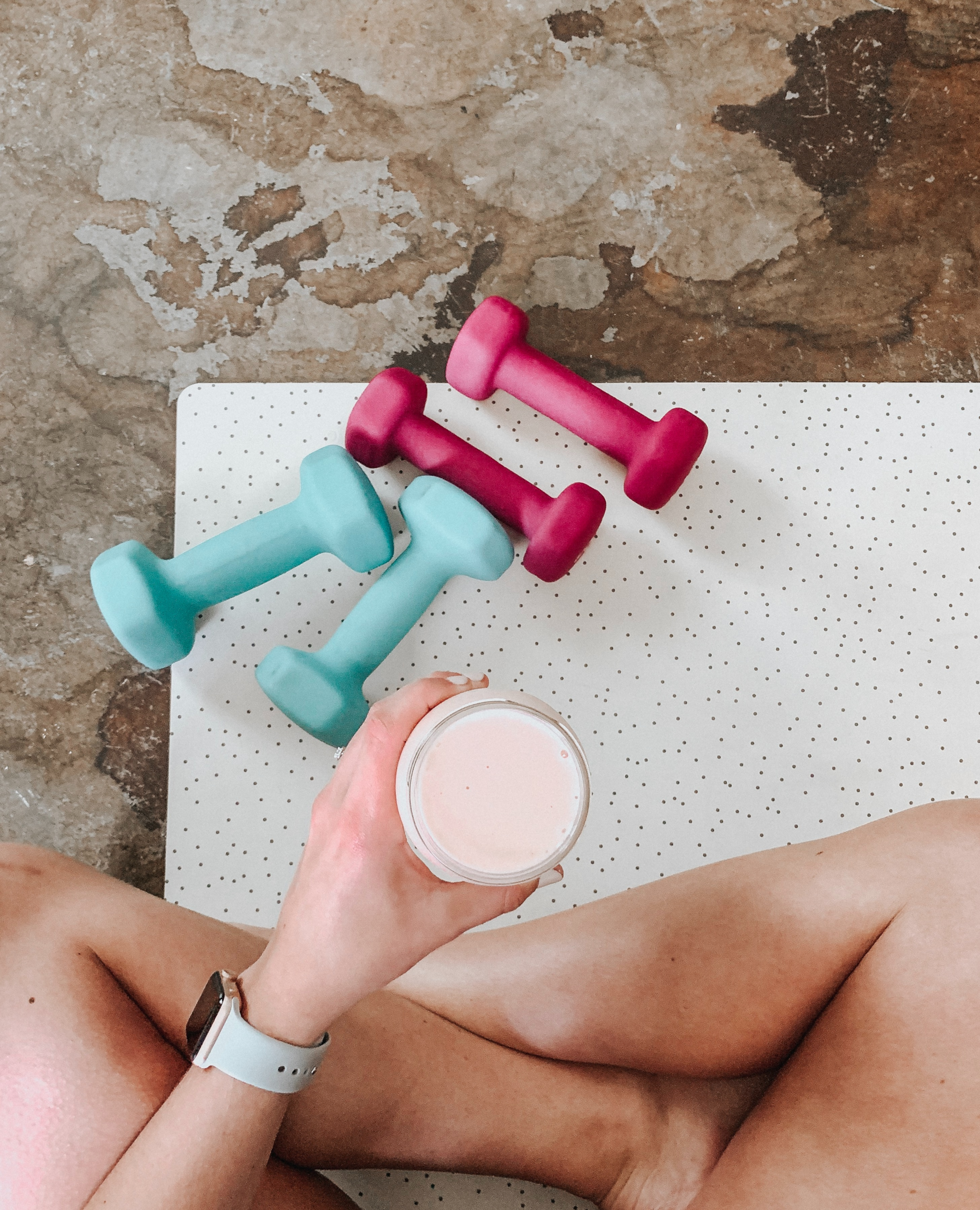 Pessoa tomando shake antes de começar a malhar. Foto de Derick McKinney, Unsplash.