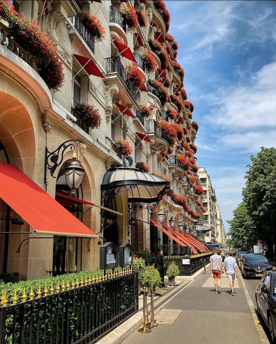 avenue montaigne in paris 