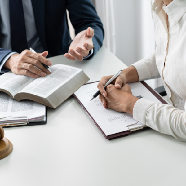 An image showing a lawyer explaining Alabama car accident laws.