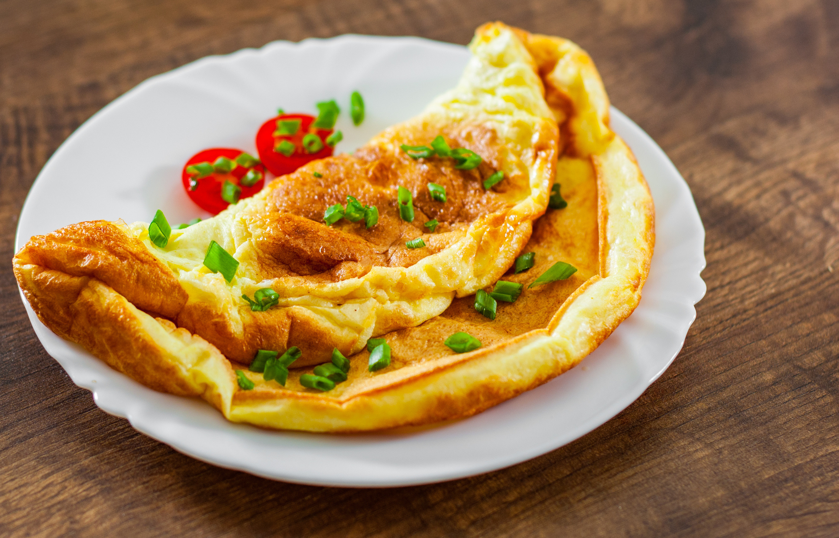 Na imagem: um omelete pronto em um prato branco.