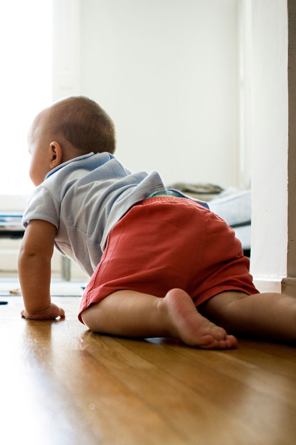 Baby crawling - Featured in What Are The Reasons For Delayed Walking In Babies