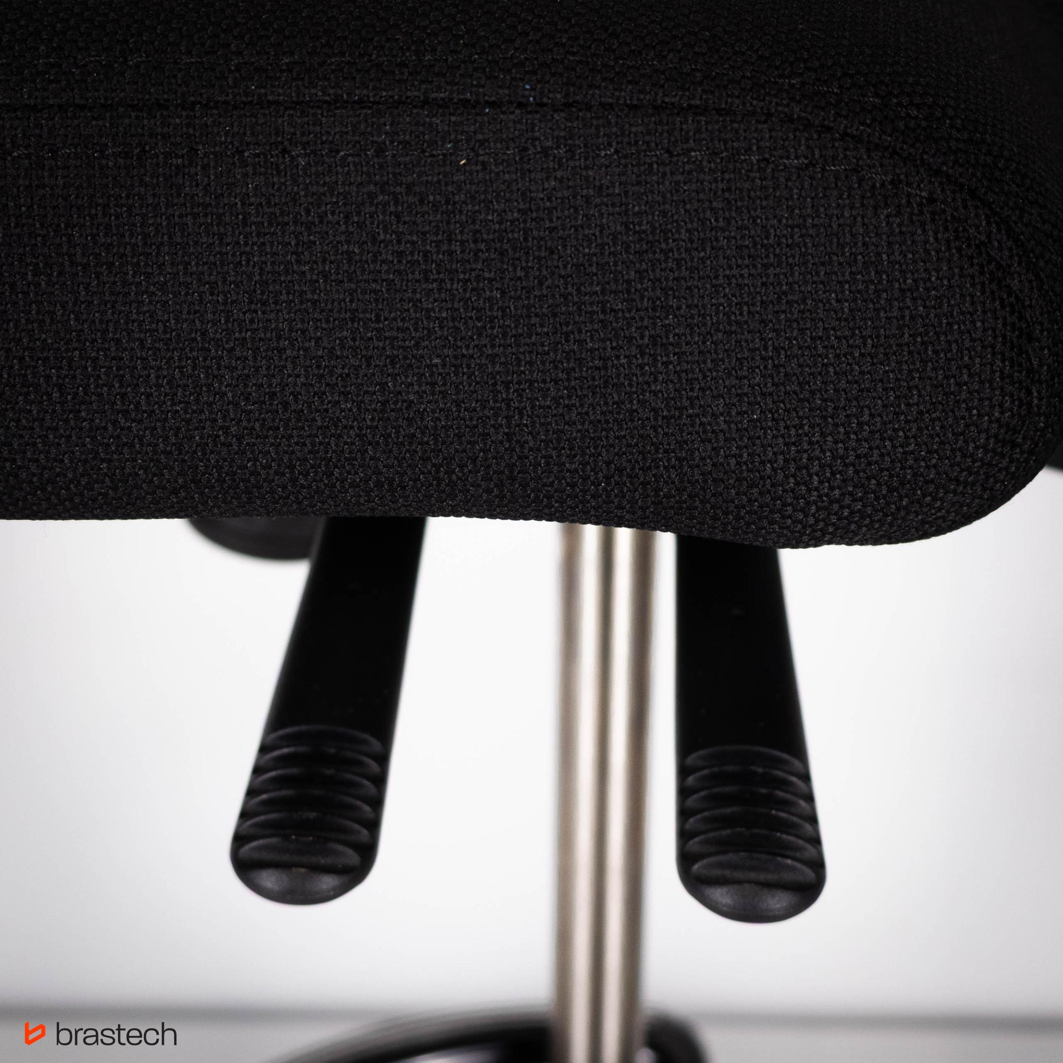 Fotel ma mnóstwo regulacji, a Tobie nadal siedzi się niewygodnie? Sprawdź te 3 ustawienia! 2 Dźwignie regulacji w HaG Capisco. Źródło: Brastech