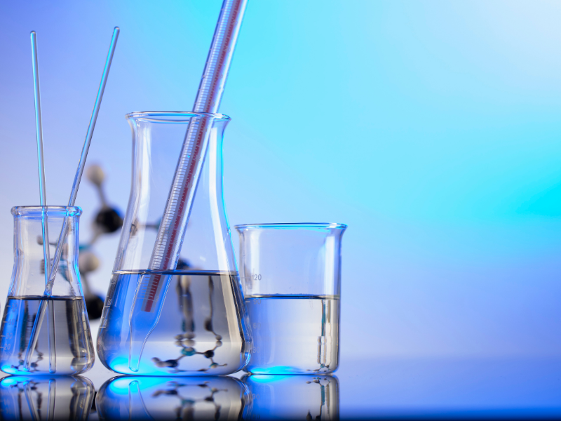 Tubos de ensaio em laboratório. Imagem: Zolnierek de Getty Images - Canva.