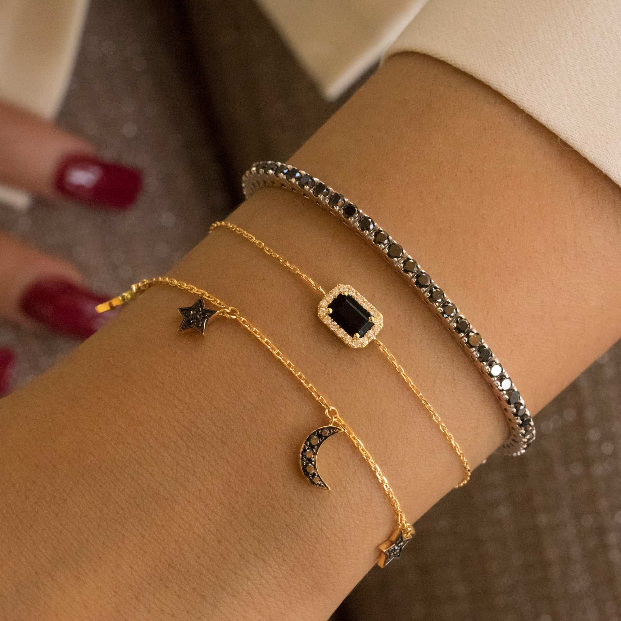 Esplorate i nostri splendidi bracciali con diamanti e scoprite la collezione di bracciali tennis con diamanti, regali perfetti che emanano brillantezza, creati meticolosamente e disponibili nel nostro negozio online.