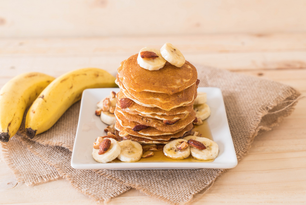 O whey protein também pode ser utilizado no prepato de alimentos sólidos, como a panqueca de banana. Fonte da imagem: Freepik.