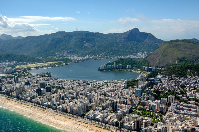A Lagoa Rodrigo de Freitas vista de cima, com o Morro do Corcovado ao fundo e a Praia de Ipanema abaixo
