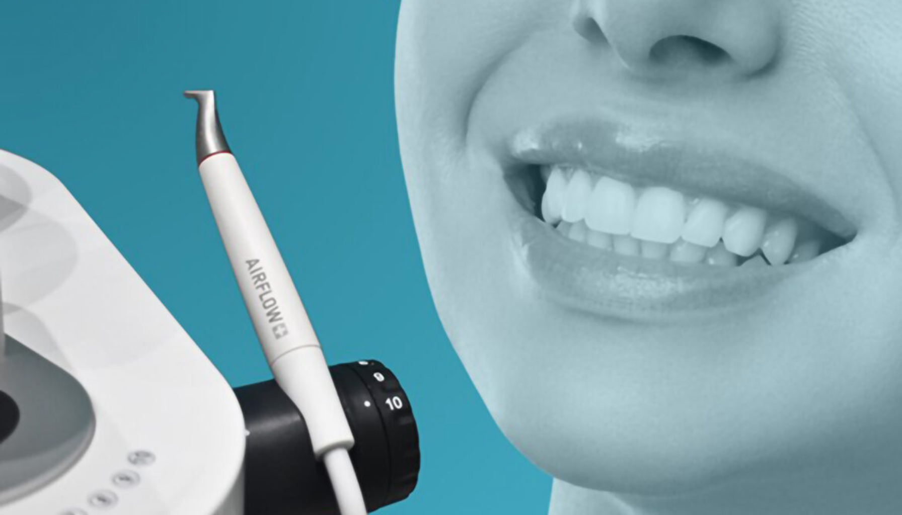 Tannlegeutstyr ved siden av smilende munn med hvite tenner på blå bakgrunn.