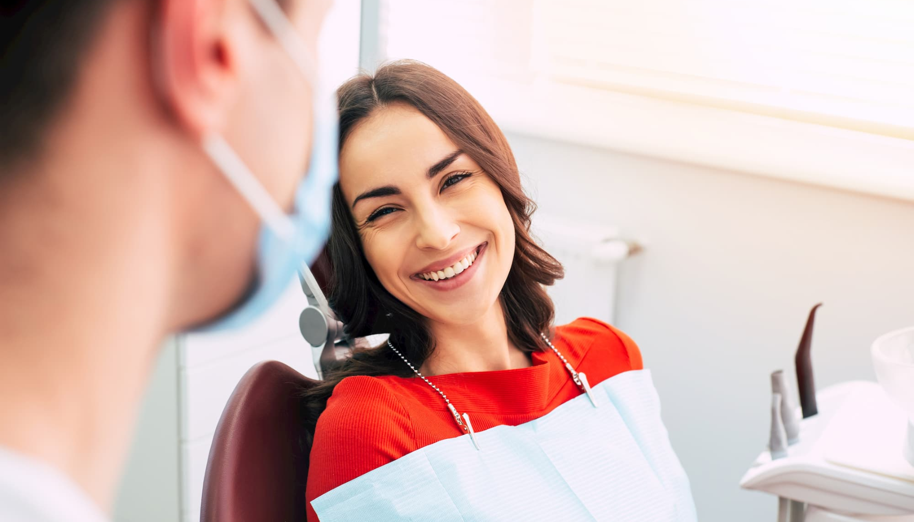 Privat tannlege: Når du vil ha tid, trygghet og skreddersydd oppfølging 8 Smilende pasient sitter i tannlegestol og ser mot tannlege mens lyset fra vindu fyller den lyse klinikken. privat tannlege tannlege tannbehandling privat oslo tannleger hos mer tannhelse undersøkelse tilbyr våre behandling dag helfo pasienter godt under barn tannklinikk får pasient tannlegeskrekk voksne private kontakt pris behov time erfaring tannregulering gjelder finner behandler velg