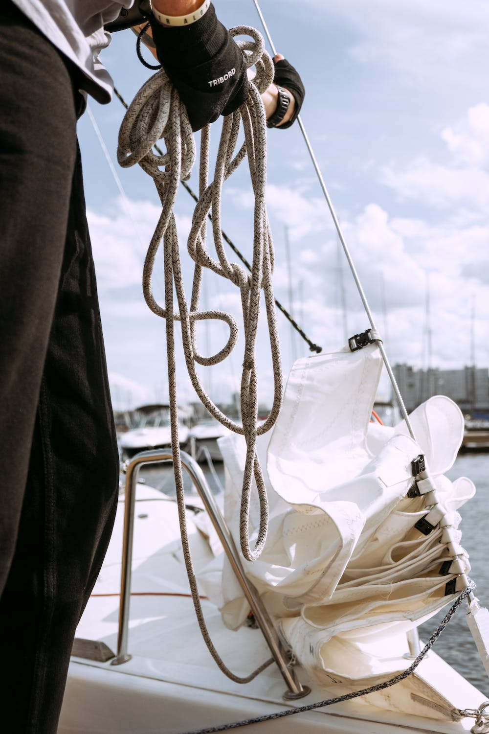 Strong Polyester Ropes: Find the Best Manufacturers in the UK for Long-Term Use 4 man holding a white polyester rope for boating