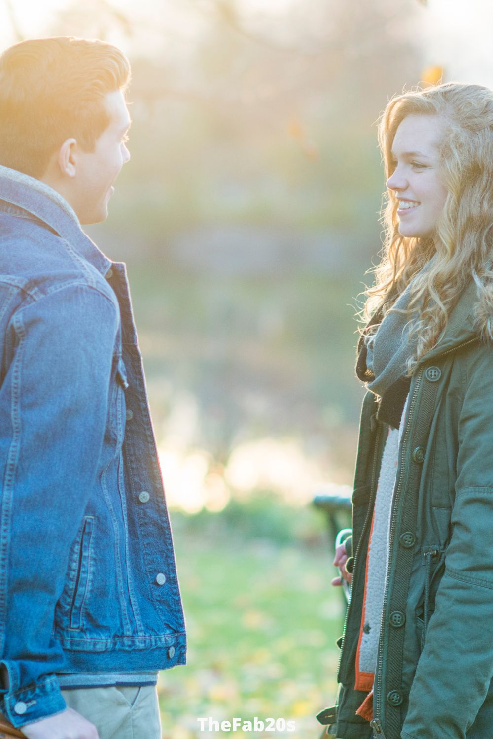 Woman and man talking outdoors - What are the signs a guy is losing interest through text 