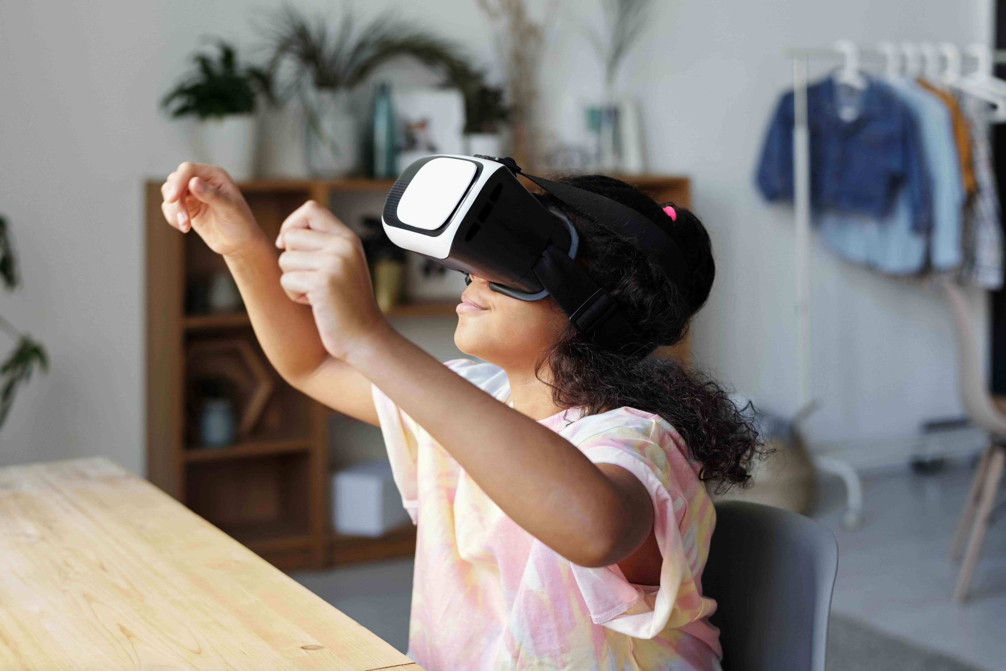 petite fille utilisant la réalité augmentée